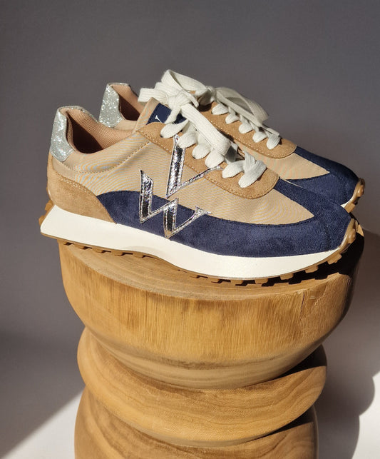 Baskets Vanessa Wu monogramme Hanae beige et bleu à semelle running