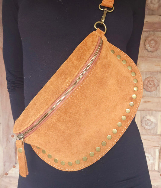 Banane rivets Camel : un accessoire chic pour rehausser toutes vos tenues.

