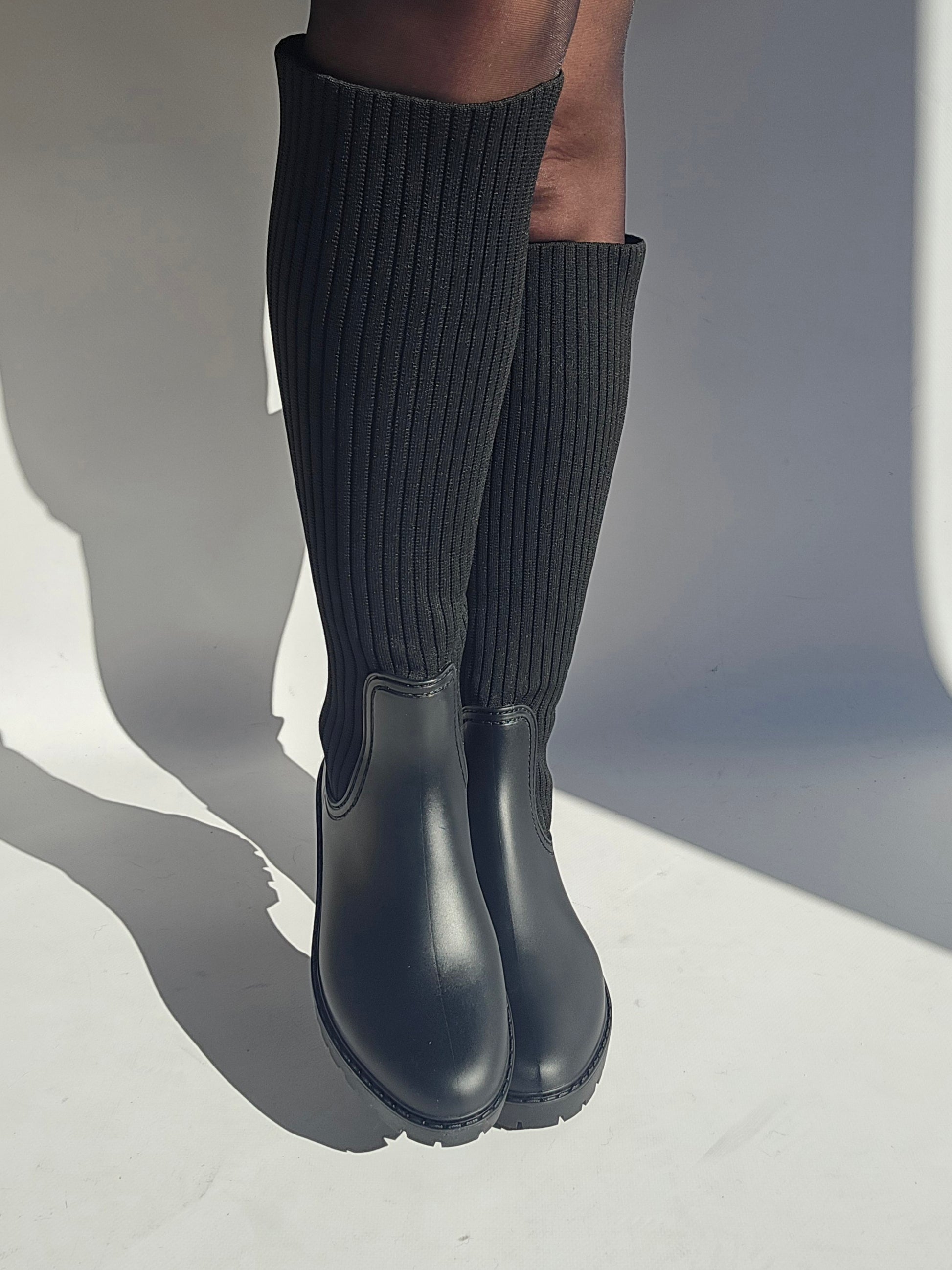 Bottes de pluie noires à design chaussette, parfaites pour affronter les jours pluvieux