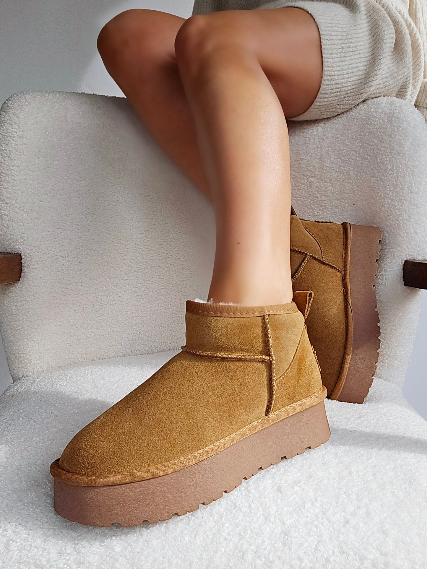 Bottes noires en cuir avec doublure camel et semelle plateforme – Idéales pour garder vos pieds au chaud