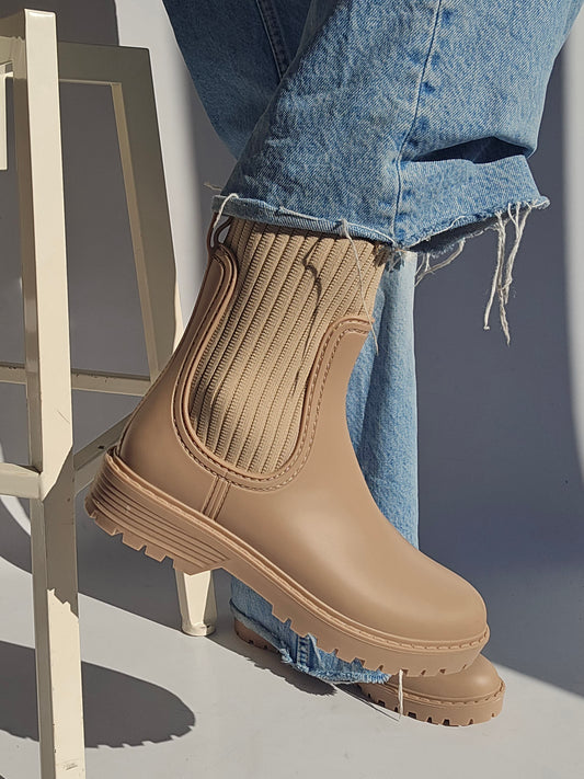 Bottines beige basses tendance, parfaites pour un look chic et décontracté au quotidien