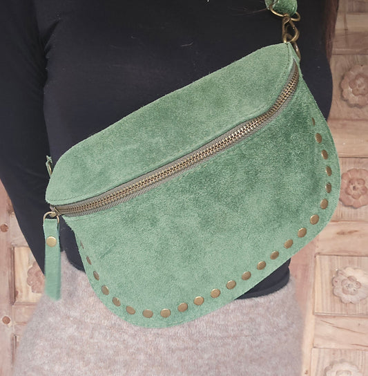 Sac banane vert avec rivets, parfait pour un style audacieux et pratique.

