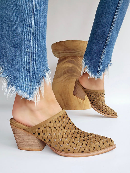 Mules à talon pointues ajourées Corina Camel