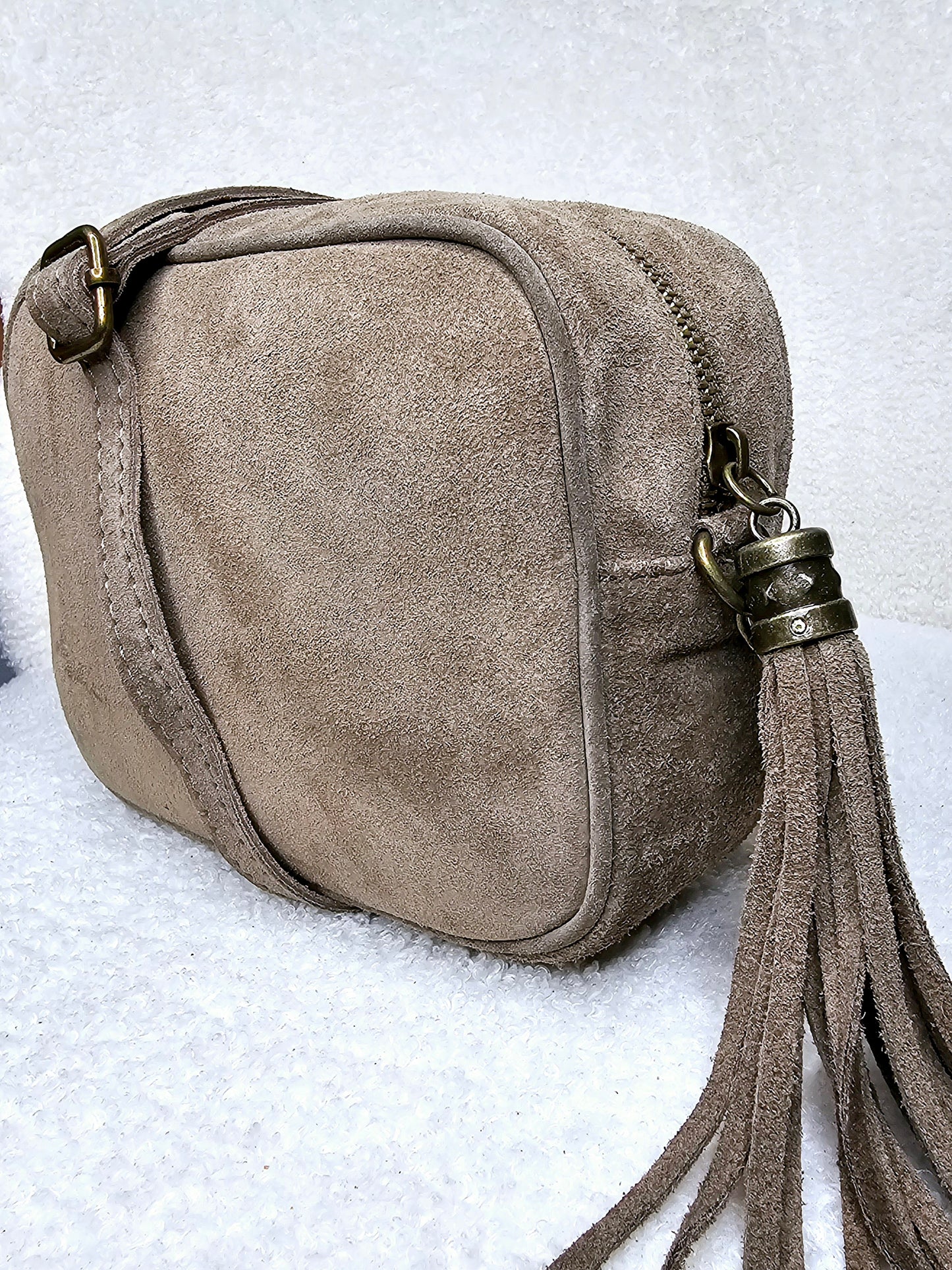 Sac bandoulière pompom rectangle daim Taupe